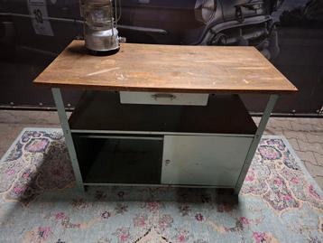 Nette frisse groene werkbank  beschikbaar voor biedingen