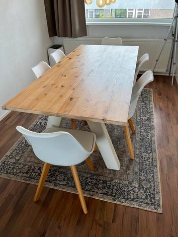 Eettafel met 6 witte kuipstoelen beschikbaar voor biedingen