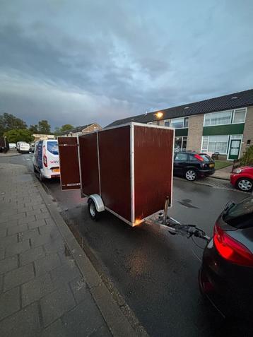 Geremde enkelasser met dichte bak 750KG beschikbaar voor biedingen