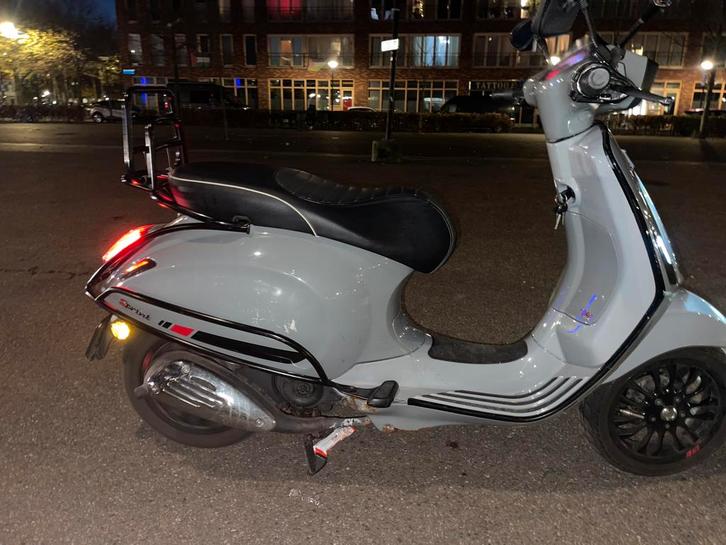Vespa sprint nardo grey brom, Fietsen en Brommers, Scooters | Vespa, Zo goed als nieuw, Overige modellen, Maximaal 45 km/u, Benzine
