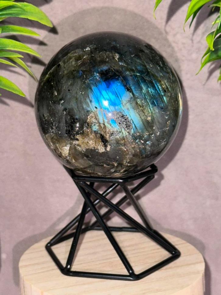 Prachtige Labradoriet bol - 330 gram en 6 cm, Verzamelen, Mineralen en Fossielen, Mineraal, Ophalen of Verzenden