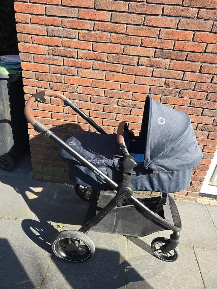 Maxi Cosi Zelia 3 Essential Graphite zwart frame bruin leer, Kinderen en Baby's, Kinderwagens en Combinaties, Zo goed als nieuw