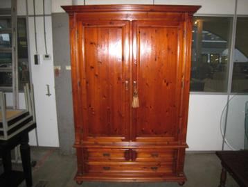 Antieke mahonie kledingkast met 3 lades beschikbaar voor biedingen
