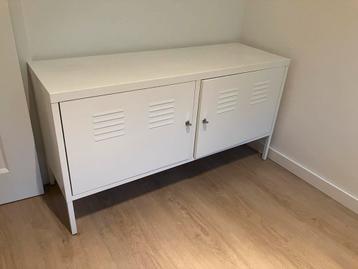 Wit Metalen Dressoir beschikbaar voor biedingen