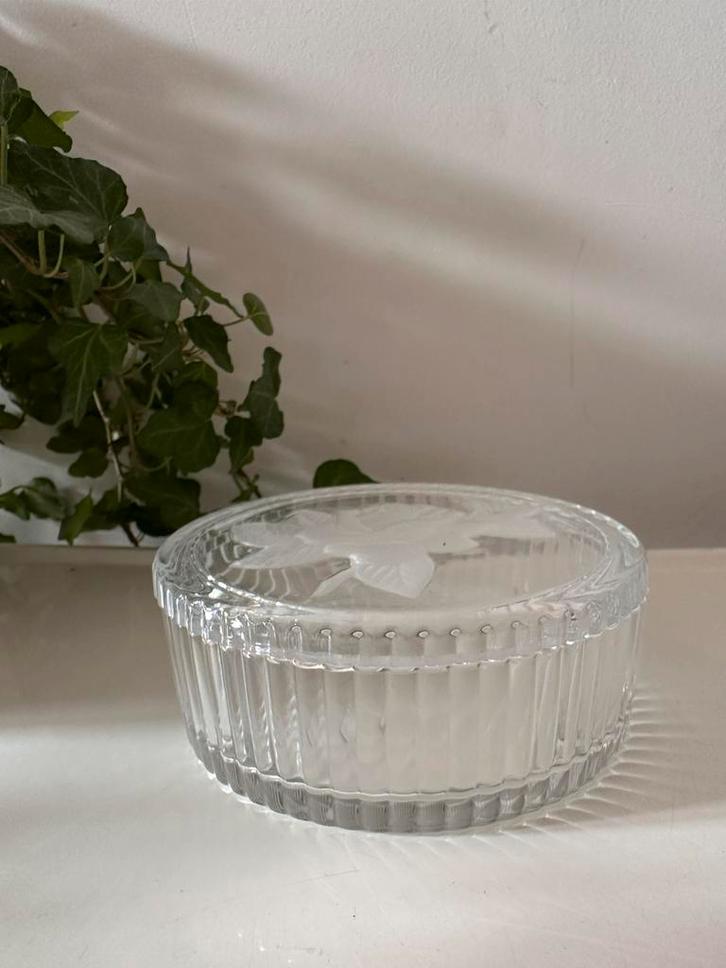 Glazen bewaardoosje met rozendeksel, Antiek en Kunst, Antiek | Woonaccessoires, Ophalen of Verzenden