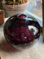 Glazen bolvaas aubergine paars, Huis en Inrichting, Woonaccessoires | Vazen, Minder dan 50 cm, Glas, Ophalen of Verzenden, Zo goed als nieuw