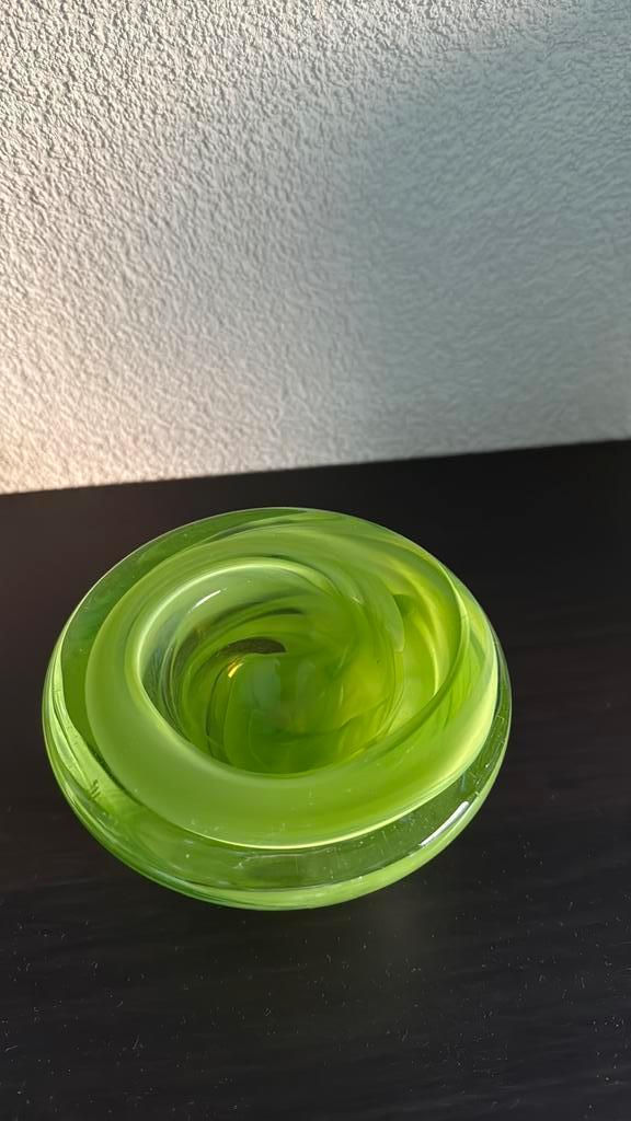 Kosta boda atoll anna Ehrner swirl waxine groen, grijs wit, Huis en Inrichting, Woonaccessoires | Kandelaars en Kaarsen, Zo goed als nieuw