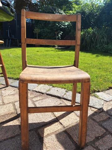 Vintage houten kinderstoeltje beschikbaar voor biedingen
