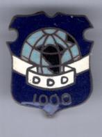 DDD 1000 blauw email op koper wereldbol broche ( D_253 ), Verzamelen, Verzenden, Nieuw, Stad of Land, Speldje of Pin