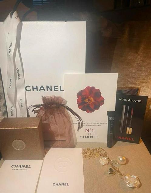 Chanel nr5 charm met camelia sleutelhanger, mascara noir tas, Verzamelen, Parfumverzamelingen, Nieuw, Miniatuur, Gevuld, Ophalen of Verzenden