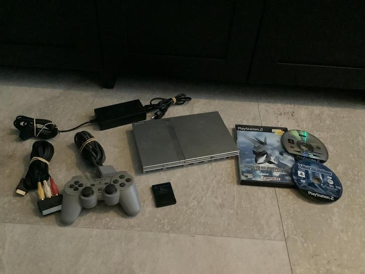 PlayStation 2 zilver met spellen, Spelcomputers en Games, Spelcomputers | Sony PlayStation 2, Gebruikt, Slim, Zilver, Met 1 controller