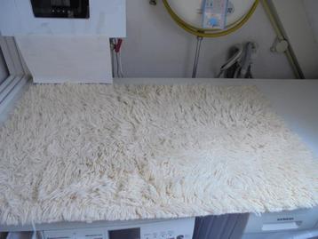 Kleedje gebroken wit 90 cm. x 55 cm. beschikbaar voor biedingen