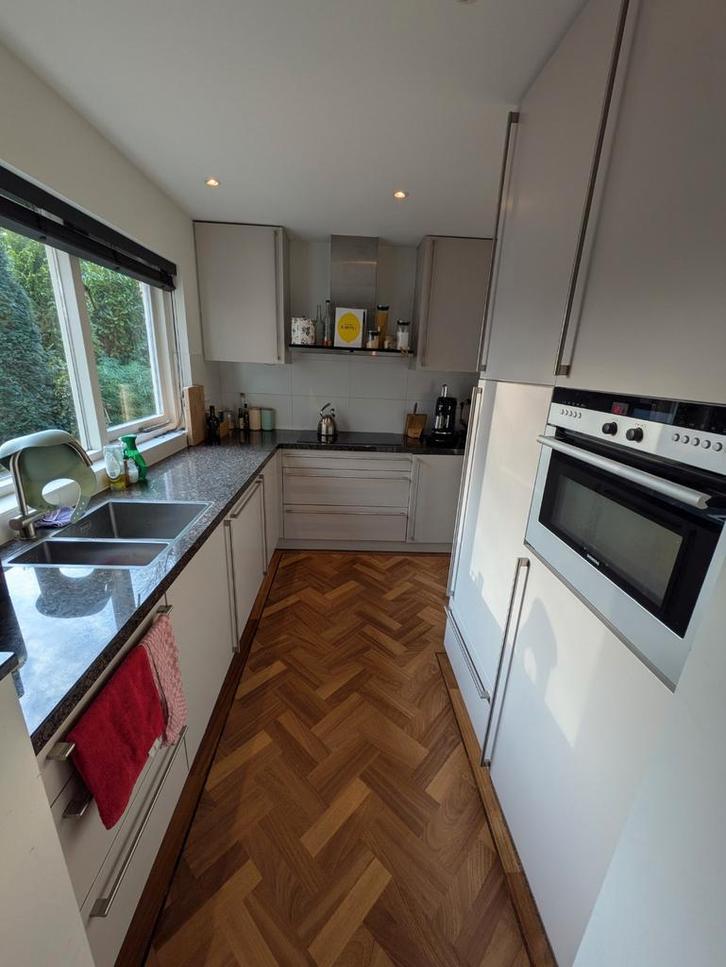 Mooie beige grijze keuken met composieten blad, Huis en Inrichting, Keuken | Complete keukens, Gebruikt, Hoekkeuken, Grijs, Graniet of Steen