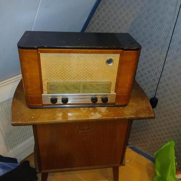 Vintage Radio met Meubel beschikbaar voor biedingen