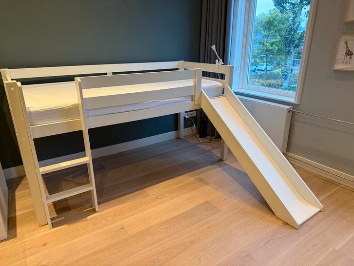Witte Hoogslaper met Glijbaan (90x200), Kinderen en Baby's, Kinderkamer | Bedden, Gebruikt, 180 cm of meer, 85 tot 100 cm, Hoogslaper of Stapelbed