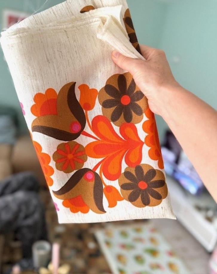 Stof flower power bruin oranje creme retro vintage, Hobby en Vrije tijd, Stoffen en Lappen, Nieuw, Overige materialen, 120 cm of meer