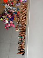 Meer dan 25 barbie poppen kleertjes en spullen, Ophalen of Verzenden, Gebruikt, Barbie