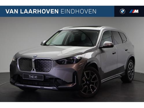 BMW iX1 eDrive20 xLine / Panoramadak / Trekhaak / Sportstoel, Auto's, BMW, Bedrijf, Te koop, iX1, Alarm, Bochtverlichting, Elektrische stoelverstelling