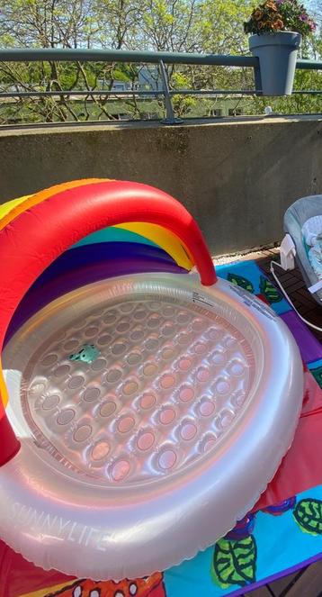 Uniek zwembadje met regenboog, met watersproeierfunctie!  beschikbaar voor biedingen