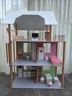 Mooi houten Barbiehuis met meubels, Kinderen en Baby's, Speelgoed | Poppenhuizen, Ophalen of Verzenden, Zo goed als nieuw, Poppenhuis