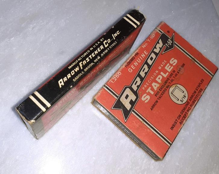 Verzamelen 2 dozen vintage arrow nietjes '80, Verzamelen, Retro, Overige typen, Verzenden