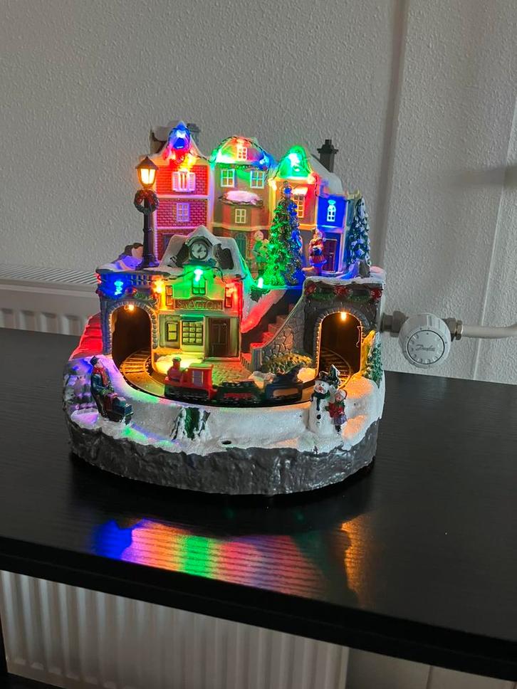 Kerst station kerstdorp kersthuisje, Diversen, Kerst, Zo goed als nieuw, Ophalen