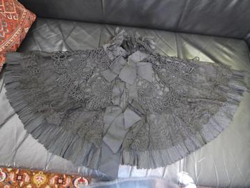 antieke zwarte rouwcape en kraag beschikbaar voor biedingen