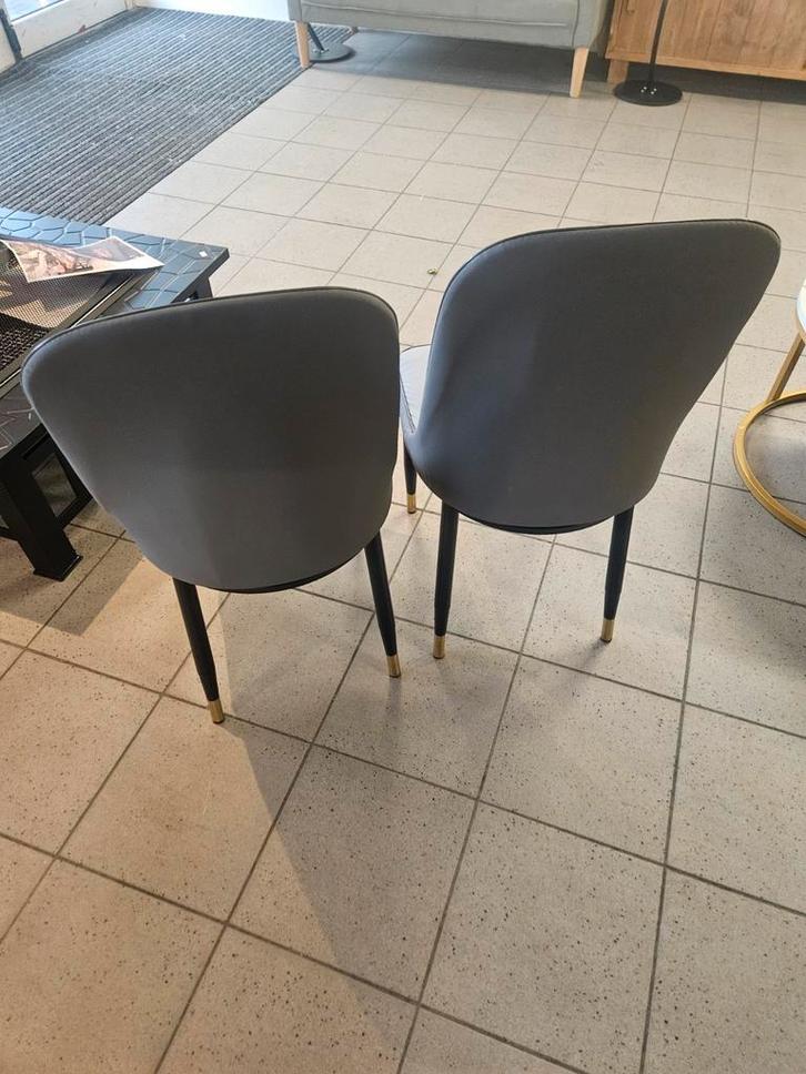 Twee nieuwe eetkamerstoelen, Huis en Inrichting, Stoelen, Nieuw, Twee, Ophalen