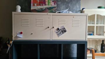 Ikea metal kast beschikbaar voor biedingen