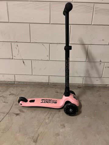 Te Koop: Scoot & ride 3. Roze met verlichting in de wielen beschikbaar voor biedingen