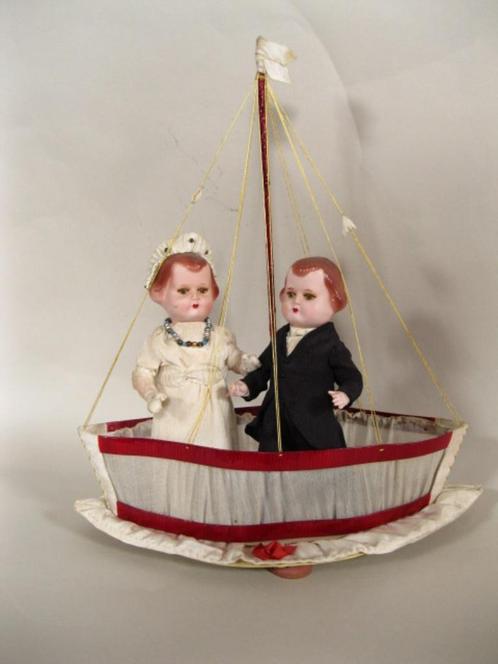 Antiek huwelijksbootje met twee popjes uit omstreeks 1930/40, Antiek en Kunst, Antiek | Speelgoed, Ophalen of Verzenden