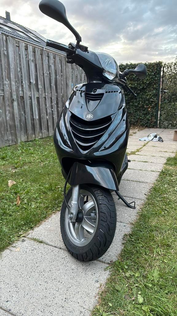 Piaggio Zip brom met led 2012, Fietsen en Brommers, Scooters | Piaggio, Zo goed als nieuw, Zip, Benzine, Ophalen