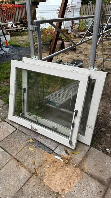 Twee Identieke Ramen met Dubbel Glas beschikbaar voor biedingen