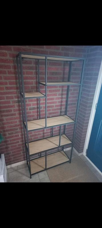 Stoere zwarte industriële wandkast met houten plankjes beschikbaar voor biedingen
