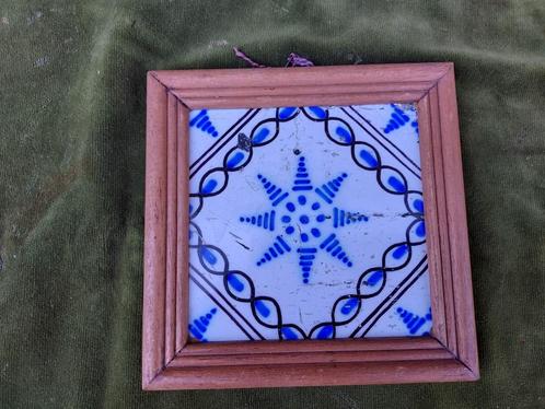 Antieke ingelijste tegel met blauw-wit-mangaan ster motief., Antiek en Kunst, Antiek | Wandborden en Tegels, Verzenden