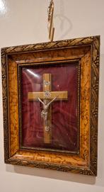 Antiek kruisbeeld achter bol glas in houten sierlijst 30x24, Antiek en Kunst, Ophalen of Verzenden