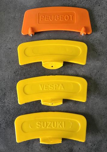 Geel oranje plaatje Vespa Suzuki Peugeot Blanco 