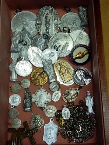 Lot religieuze sieraden  beschikbaar voor biedingen