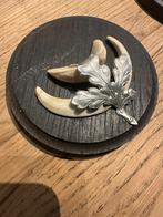 "HENDRICKX " Tanden Wild Zwijn op Houten Schildje., Verzamelen, Dierenverzamelingen, Ophalen, Gebruikt, Wild dier, Overige typen