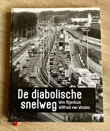 De diabolische snelweg over de weg in het Ned. landschap beschikbaar voor biedingen
