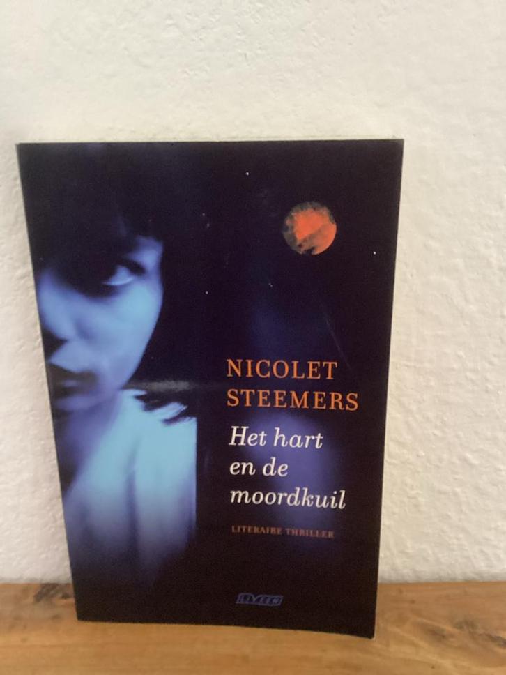 Het hart en de moordkuil - Nicolet Steemers, Boeken, Thrillers, Zo goed als nieuw, Nederland, Ophalen of Verzenden
