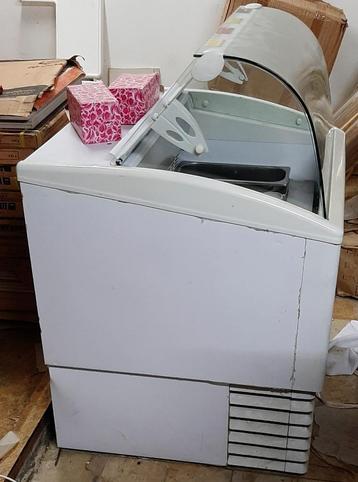 Ijsvitrine voor schepijs beschikbaar voor biedingen