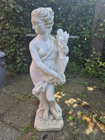 Betonnen tuinbeeld dame 90 cm hoog beschikbaar voor biedingen