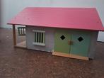 Houten paardenstal met Roze Dak, Ophalen