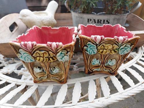 2 zeer mooie oude bewerkte Franse Barbotine caché potten, Antiek en Kunst, Curiosa en Brocante, Ophalen of Verzenden