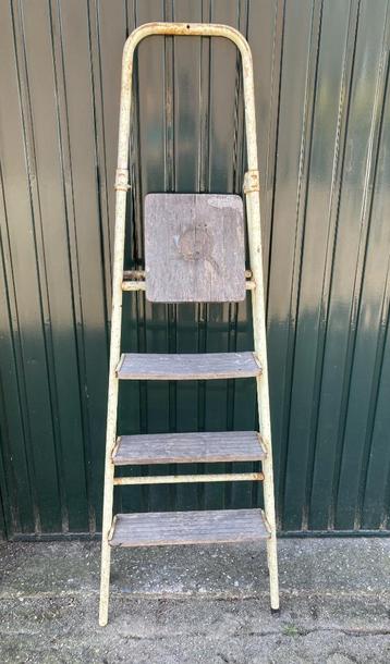 Brocante oude metalen trap met houten treden beschikbaar voor biedingen