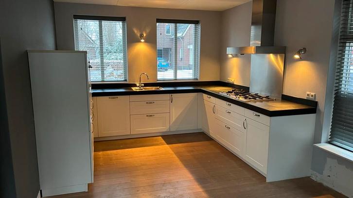 Keuken met stenen blad en Liebherr/Siemens inbouwapparatuur, Huis en Inrichting, Keuken | Complete keukens, Gebruikt, U-keuken