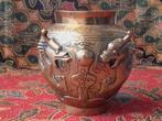 Mooie zware antieke Chinese drakenvaas van brons 13,7 cm.