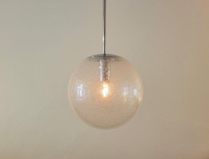 Grote vintage Peill & Putzler Globe, 1970, Huis en Inrichting, Lampen | Hanglampen, Gebruikt, Minder dan 50 cm, Glas, Metaal, Ophalen of Verzenden