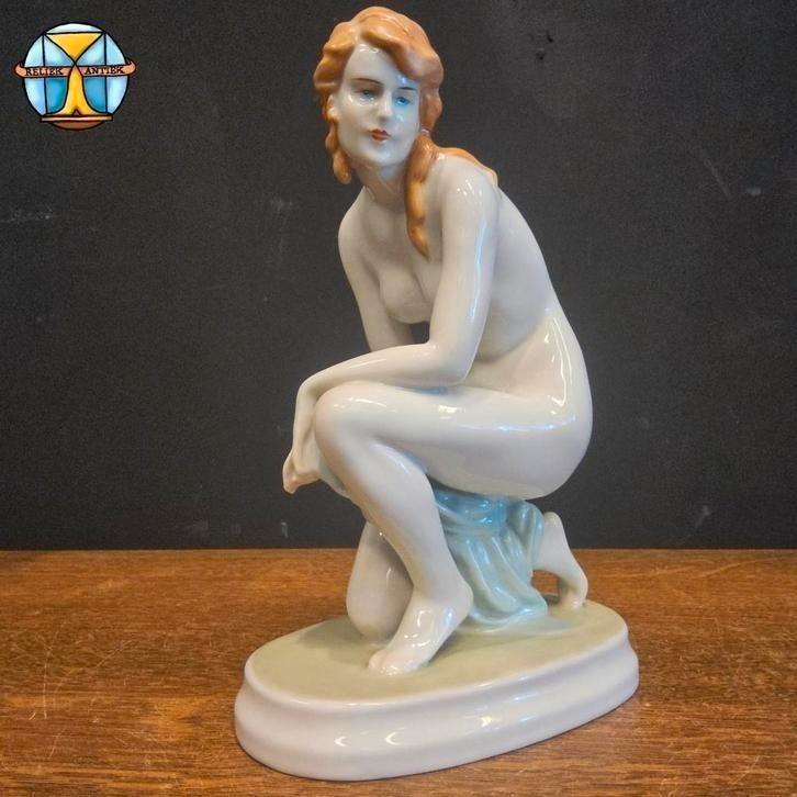 Vintage vrouwlijk naakt porseleinen beeld (Zsolnay Hongaars), Antiek en Kunst, Antiek | Porselein, Ophalen of Verzenden